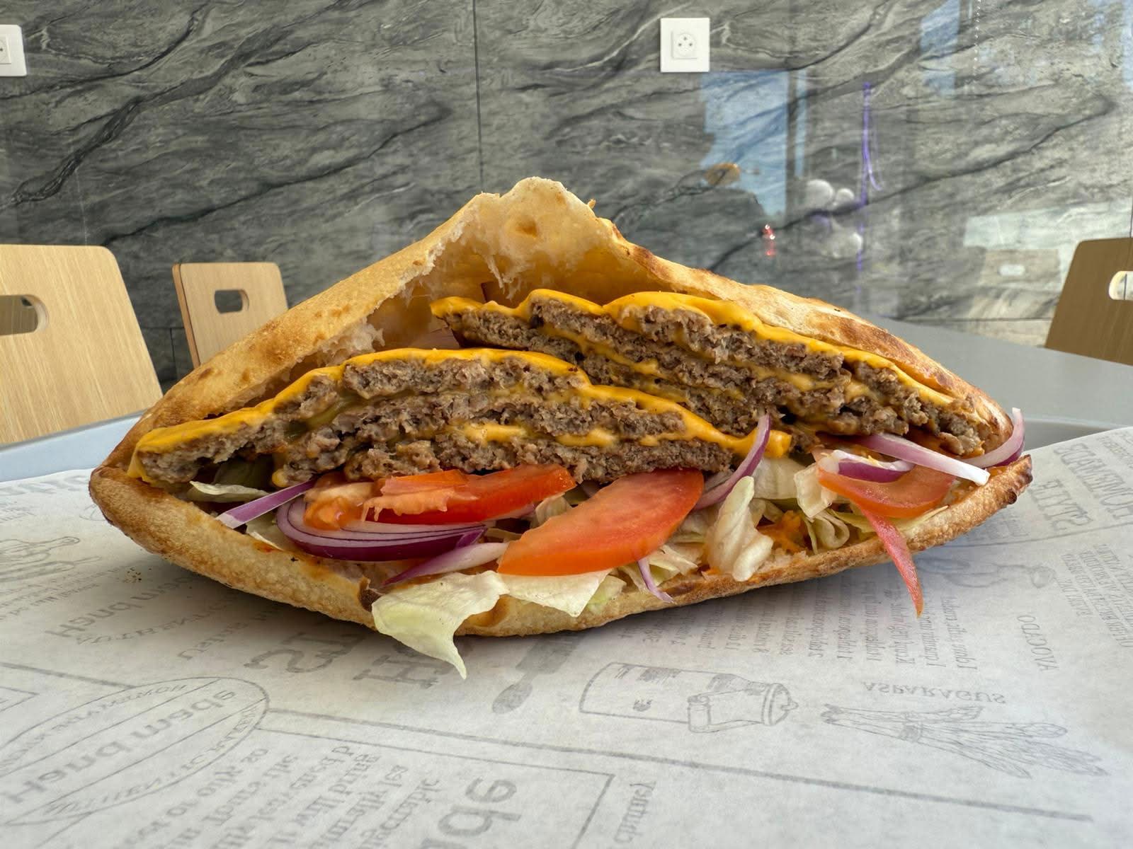 Sandwich Le Triple Steak : 3 steaks, bacon, œuf et fromage